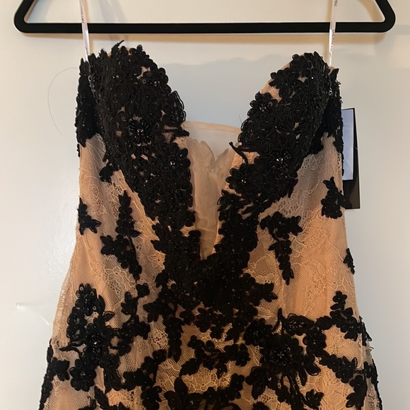 Brand new gown - Picture 3 of 6